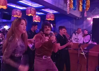 Μοναδικός Toni Sfinos, σε ένα εκπληκτικό live με κέφι στο BACCARA (video)