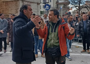 Ξεκινάει η μεγάλη Αποκριάτικη Παρέλαση στην Κοζάνη – Στην πλατεία οι επίσημοι, παρών και ο Ευτύχης Μπλέτσας