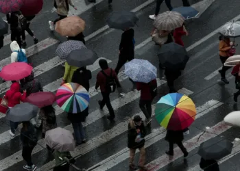 Αλλάζει ο καιρός την Παρασκευή: Έρχεται ψυχρό μέτωπο, φέρνοντας καταιγίδες και χαλάζι