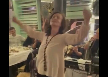 Ζεϊμπέκικο στην Κοζάνη: Η Άννα Διαμαντοπούλου χορεύει «Πρώτη Φορά» και στέλνει αποκριάτικο μήνυμα