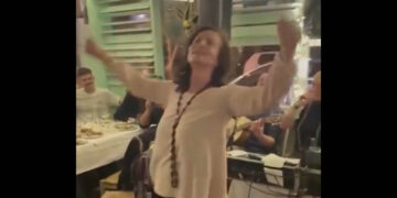 Ζεϊμπέκικο στην Κοζάνη: Η Άννα Διαμαντοπούλου χορεύει «Πρώτη Φορά» και στέλνει αποκριάτικο μήνυμα