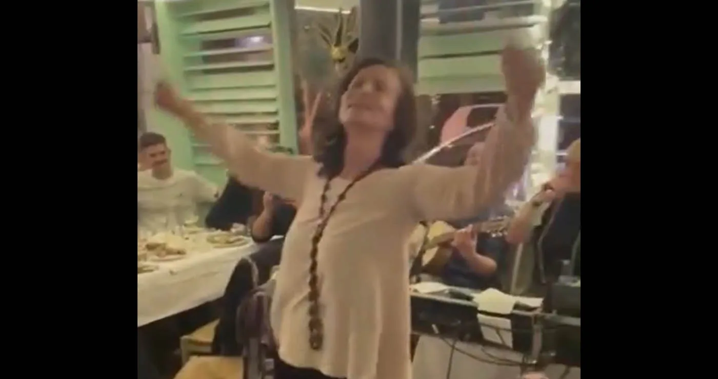 Ζεϊμπέκικο στην Κοζάνη: Η Άννα Διαμαντοπούλου χορεύει «Πρώτη Φορά» και στέλνει αποκριάτικο μήνυμα