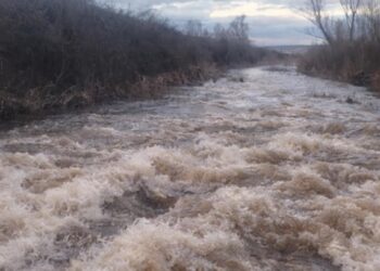 Δροσερό: Σωτήρια παρέμβαση κυνηγών – Έσωσαν νεαρό που παρασύρθηκε με τη μηχανή του από ορμητικά νερά