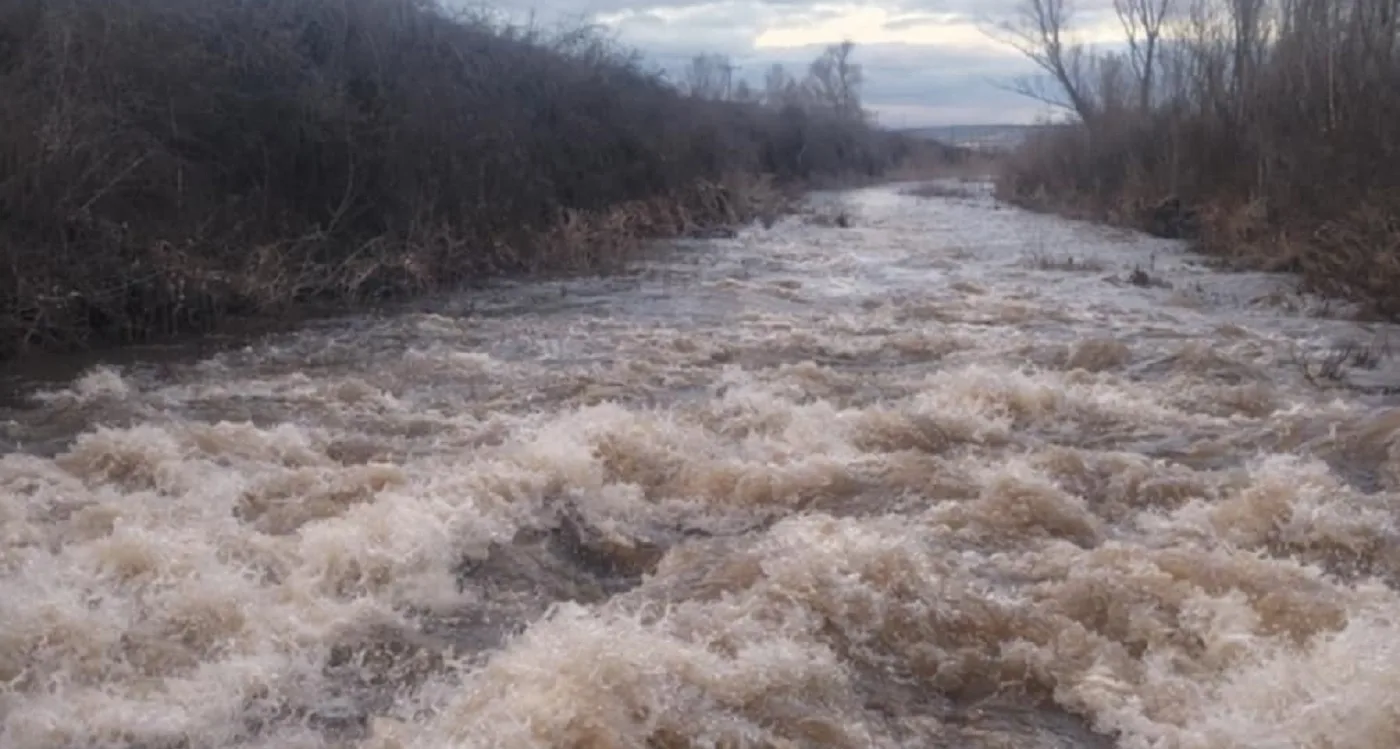 Δροσερό: Σωτήρια παρέμβαση κυνηγών – Έσωσαν νεαρό που παρασύρθηκε με τη μηχανή του από ορμητικά νερά