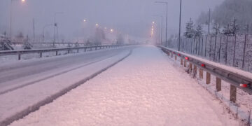 Χιόνι στην Εγνατία Οδό στην κατεύθυνση προς Μέτροβο – Καλυμμένο το οδόστρωμα