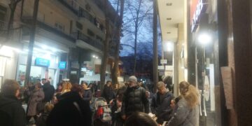 Αποκριάτικο κλίμα στην Πτολεμαΐδα και κόσμος σε πολλές γωνιές του εμπορικού κέντρου