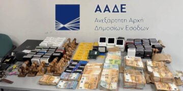 Στη ΓΑΔΑ οι συλληφθέντες για το κύκλωμα «αχυράνθρωπων» -Το κόλπο με τις απάτες και τους ΑΦΜ εταιρειών