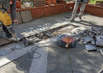 Πτολεμαΐδα: Αντικαθιστούνται οι σπασμένες πλάκες στο κέντρο της πόλης