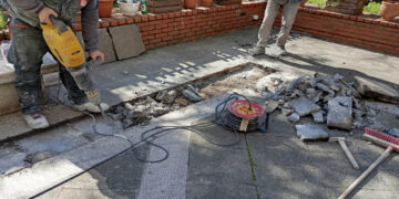 Πτολεμαΐδα: Αντικαθιστούνται οι σπασμένες πλάκες στο κέντρο της πόλης