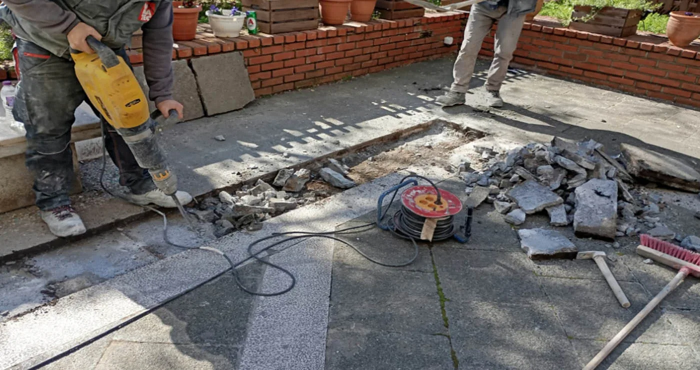 Πτολεμαΐδα: Αντικαθίστανται οι σπασμένες πλάκες στο κέντρο της πόλης