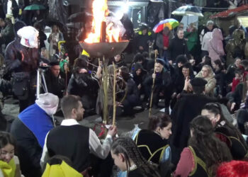 Άναψε ο Φανός “Πηγάδ΄ απ΄ το Κεραμαριό” το βράδυ της Τσικνοπέμπτης (Βίντεο)