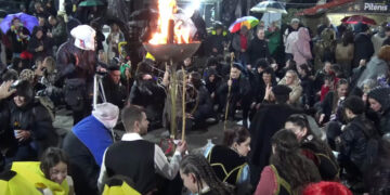 Άναψε ο Φανός “Πηγάδ΄ απ΄ το Κεραμαριό” το βράδυ της Τσικνοπέμπτης (Βίντεο)