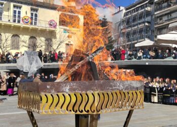 Κοζάνη: Οι πρωταγωνιστές των Φανών άναψαν τον κεντρικό φανό – Πλήθος κόσμου στην κεντρική πλατεία