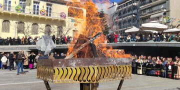 Κοζάνη: Οι πρωταγωνιστές των Φανών άναψαν τον κεντρικό φανό – Πλήθος κόσμου στην κεντρική πλατεία