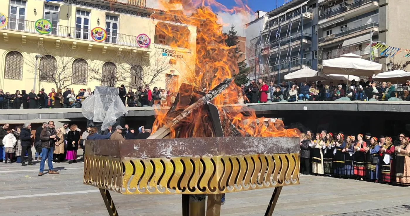 Κοζάνη: Οι πρωταγωνιστές των Φανών άναψαν τον κεντρικό φανό – Πλήθος κόσμου στην κεντρική πλατεία
