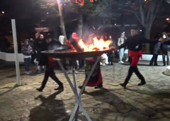 Με βροχή και κρύο άναψαν οι Φανοί ‘Κεραμαριό’ και ‘Πλατάνια’ στην Κοζάνη