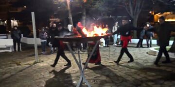 Με βροχή και κρύο άναψαν οι Φανοί ‘Κεραμαριό’ και ‘Πλατάνια’ στην Κοζάνη