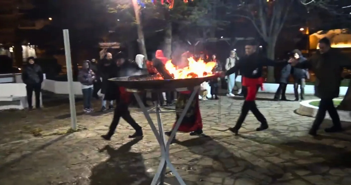 Με βροχή και κρύο άναψαν οι Φανοί ‘Κεραμαριό’ και ‘Πλατάνια’ στην Κοζάνη