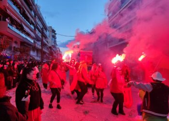 Karvonval: Έβαλαν …φωτιά στην παρέλαση με το κέφι τους!