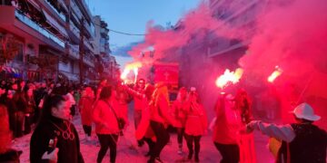 Karvonval: Έβαλαν …φωτιά στην παρέλαση με το κέφι τους!