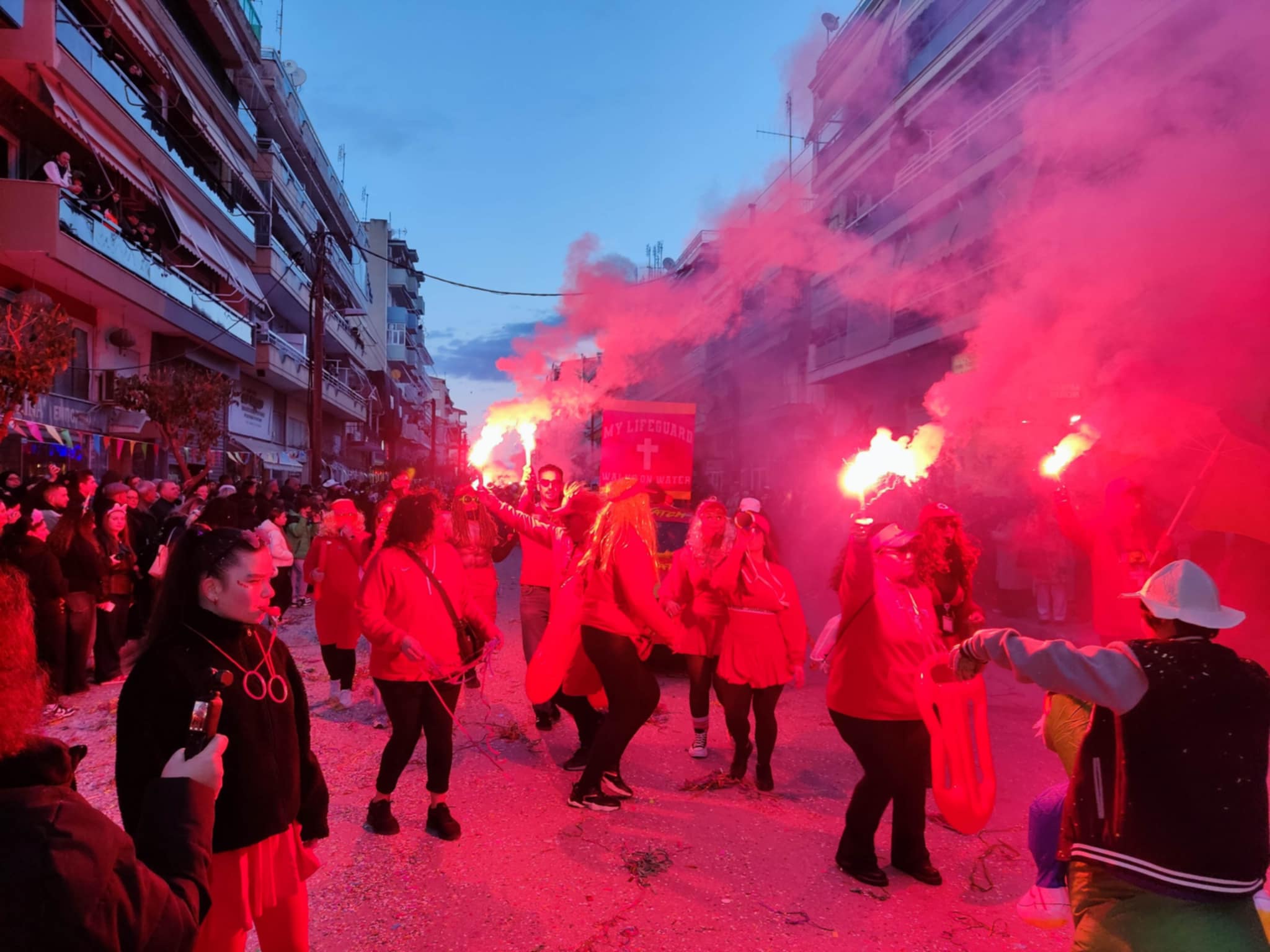 Karvonval: Έβαλαν …φωτιά στην παρέλαση με το κέφι τους!