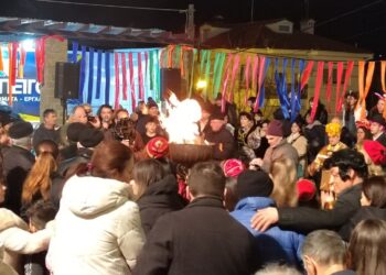 Την τιμητική τους είχαν οι Φανοί ‘Αη Δημήτρης’ και ‘Αη Θανάσης’ – Χάλκινα, τραγούδια και πλήθος κόσμου γύρω από τους φανούς