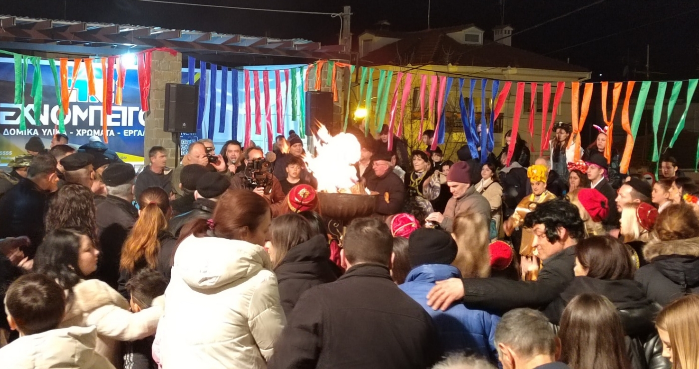 Την τιμητική τους είχαν οι Φανοί ‘Αη Δημήτρης’ και ‘Αη Θανάσης’ – Χάλκινα, τραγούδια και πλήθος κόσμου γύρω από τους φανούς