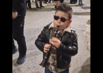 Κοζάνη: Ο μικρός γιος του Γιάννη Γρίβα παίζει κλαρίνο με το μπαμπά του και κλέβει τις εντυπώσεις! (Βίντεο)