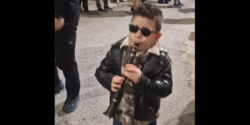 Κοζάνη: Ο μικρός γιος του Γιάννη Γρίβα παίζει κλαρίνο με το μπαμπά του και κλέβει τις εντυπώσεις! (Βίντεο)