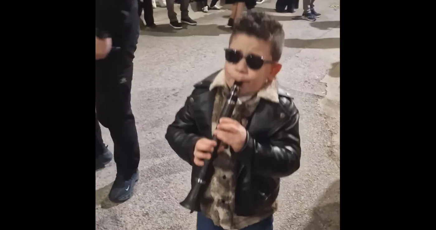 Κοζάνη: Ο μικρός γιος του Γιάννη Γρίβα παίζει κλαρίνο με το μπαμπά του και κλέβει τις εντυπώσεις! (Βίντεο)