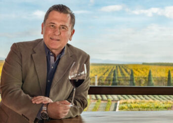 Αγγελος Ιατρίδης: Από το Αμύνταιο, την IVES και το Château Margaux στην εξαγορά του Μπουτάρη στη Σαντορίνη