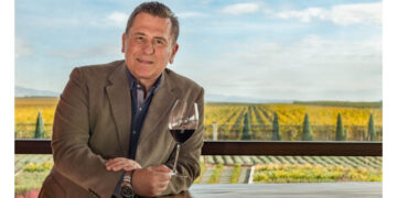 Αγγελος Ιατρίδης: Από το Αμύνταιο, την IVES και το Château Margaux στην εξαγορά του Μπουτάρη στη Σαντορίνη