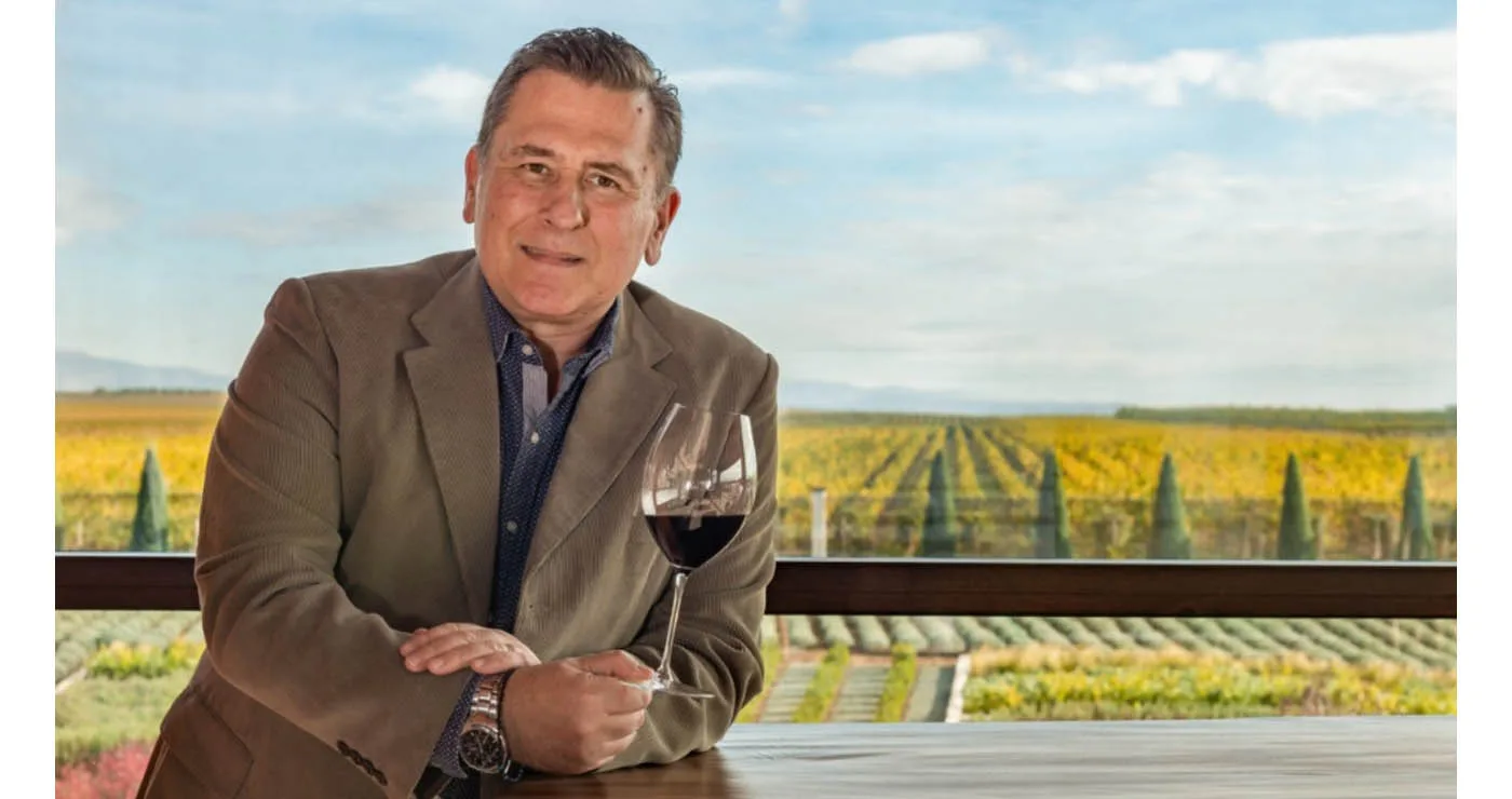 Αγγελος Ιατρίδης: Από το Αμύνταιο, την IVES και το Château Margaux στην εξαγορά του Μπουτάρη στη Σαντορίνη