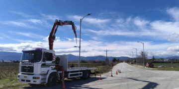 Ολοκληρώνεται ο νέος ηλεκτροφωτισμός στον δρόμο για το Μποδοσάκειο (Φωτογραφίες)