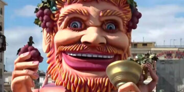 Πατρινό Καρναβάλι:50.000 καρναβαλιστές έκαψαν τον καρνάβαλο