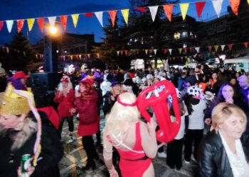 Το αποκριάτικο πάρτυ συνεχίστηκε στην κεντρική πλατεία, με μουσική και ….απονομή των Όσκαρ! Πολλές φωτογραφίες!