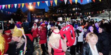 Το αποκριάτικο πάρτυ συνεχίστηκε στην κεντρική πλατεία, με μουσική και ….απονομή των Όσκαρ! Πολλές φωτογραφίες!