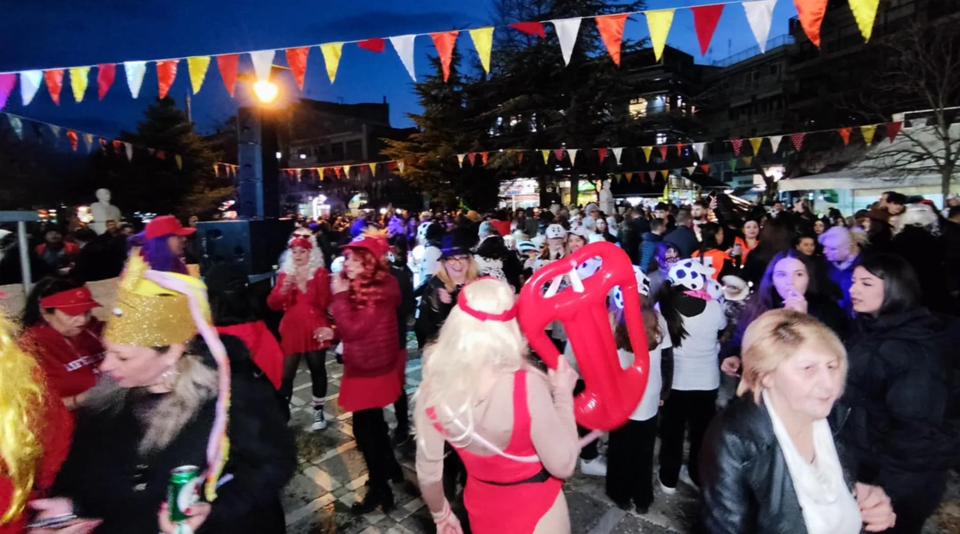 Το αποκριάτικο πάρτυ συνεχίστηκε στην κεντρική πλατεία, με μουσική και ….απονομή των Όσκαρ! Πολλές φωτογραφίες!