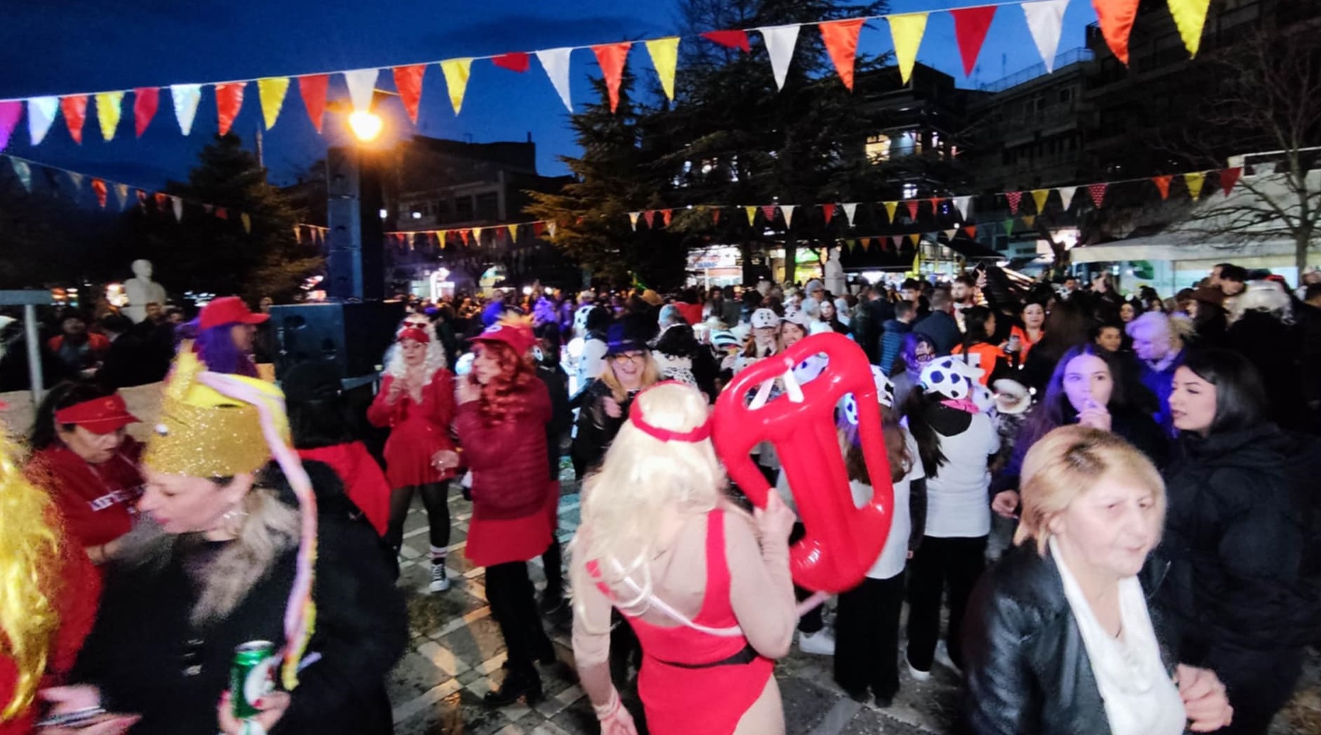 Το αποκριάτικο πάρτυ συνεχίστηκε στην κεντρική πλατεία, με μουσική και ….απονομή των Όσκαρ! Πολλές φωτογραφίες!