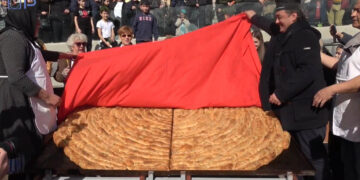 Το μεγαλύτερο κιχί στον κόσμο στον Φανό Αη Δημήτρη (Βίντεο Top Channel)