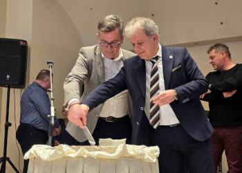 Συνάντηση μετά από χρόνια στην κοπή βασιλόπιτας των εργαζομένων της Περιφέρειας Δυτικής Μακεδονίας