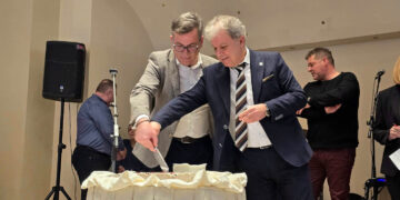 Συνάντηση μετά από χρόνια στην κοπή βασιλόπιτας των εργαζομένων της Περιφέρειας Δυτικής Μακεδονίας