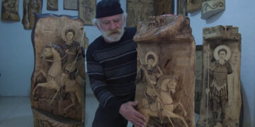 Κοζάνη: Ο «Λυγερεύς» που σμιλεύει τα ξύλα του δάσους