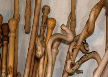 Ξυλογλύπτης από χωριό της Κοζάνης έχει δημιουργήσει πάνω από 1.000 μαγκούρες