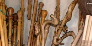 Ξυλογλύπτης από χωριό της Κοζάνης έχει δημιουργήσει πάνω από 1.000 μαγκούρες