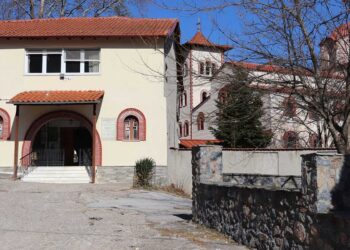 Λεωφορεία με επισκέπτες στην Ι.Μ. Αγ. Παρασκευής στο Μηλοχώρι