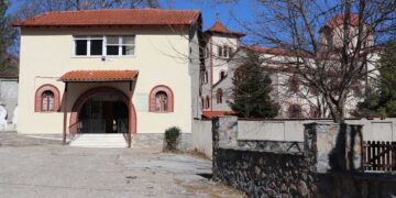 Λεωφορεία με επισκέπτες στην Ι.Μ. Αγ. Παρασκευής στο Μηλοχώρι