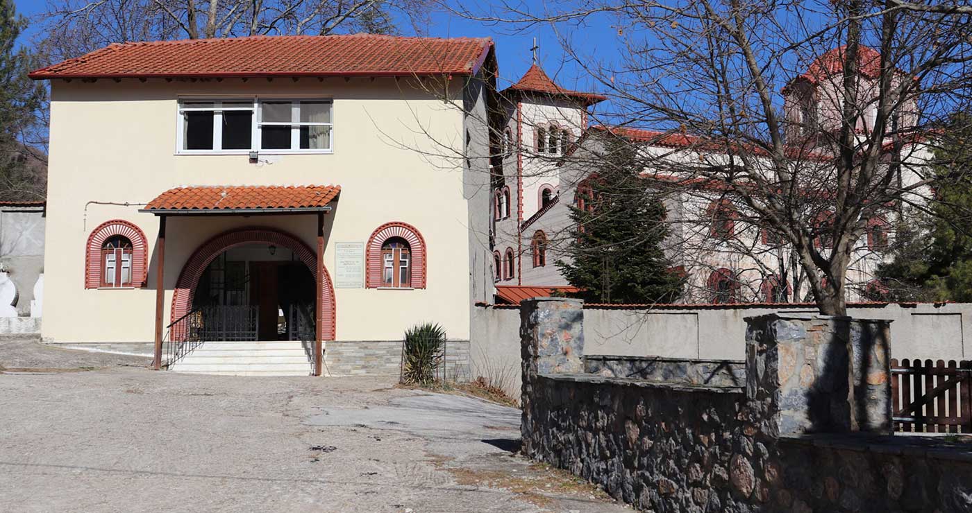 Λεωφορεία με επισκέπτες στην Ι.Μ. Αγ. Παρασκευής στο Μηλοχώρι