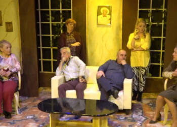 «Μπαμπαδις με ρούμ'(ι)» στην Κοζάνη – Η Μαύρη κωμωδία των Ρέππα – Παπαθανασίου με κοζανίτικο ιδίωμα (Βίντεο Top Channel)