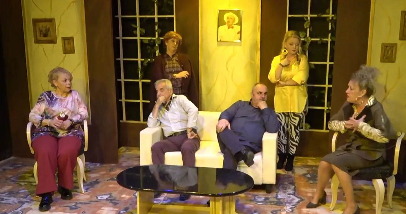 «Μπαμπαδις με ρούμ'(ι)» στην Κοζάνη – Η Μαύρη κωμωδία των Ρέππα – Παπαθανασίου με κοζανίτικο ιδίωμα (Βίντεο Top Channel)